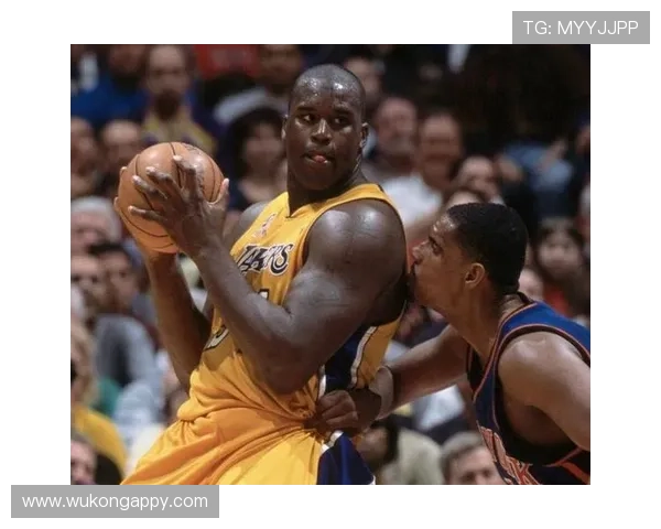 奥尼尔低位背身强攻制造错位，效率超越同时代中锋