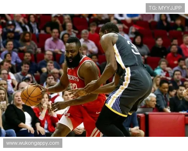 哈登突破拉开进攻空间助费城提升关键时刻得分效率